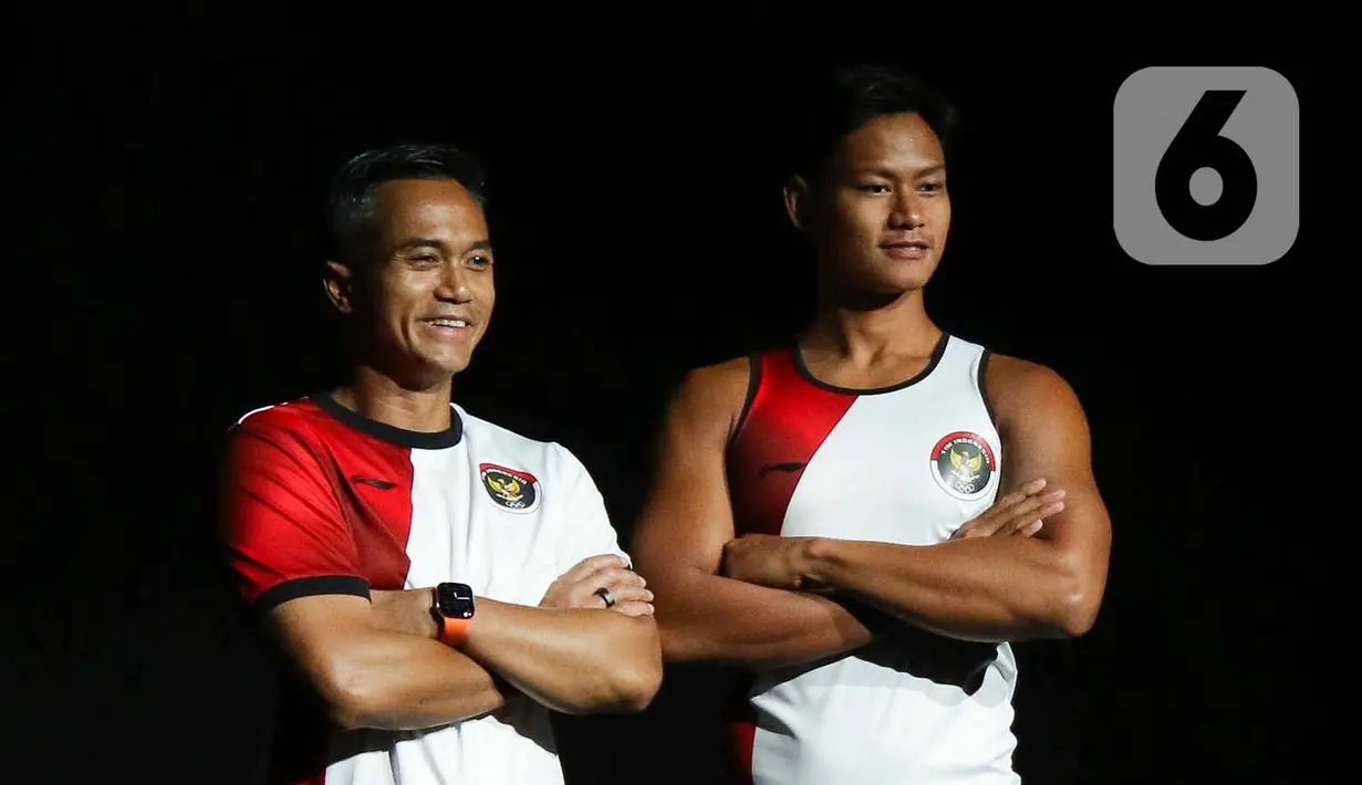 <p>Seragam resmi tim Indonesia untuk Olimpiade Paris 2024 ini terdiri dari warna dominan merah dan putih dengan lambang Garuda Pancasila berada dalam perisai lingkaran berlatar belakang hitam. (Liputan6.com/Herman Zakharia)</p>
