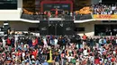 Penonton dan penggemar bersorak saat menyaksikan upacara podium kemenangan Grand Prix Formula 1 Amerika Serikat di Circuit of the Americas di Austin, Texas, pada 20 Oktober 2024. (ANGELA WEISS/AFP)