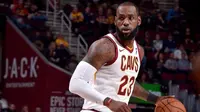 Bintang Cleveland Cavaliers, LeBron James, terancam absen pada laga pembuka musim reguler NBA 2017/2018 karena cedera pergelangan kaki kiri. (Bola.com/Twitter/NBA)