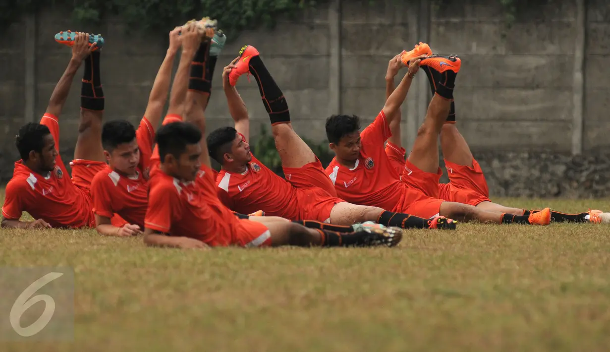 Sejumlah pemain Persija melakukan peregangan otot usai latihan di NYTC, Sawangan, Depok, Senin (2/11/2015). Latihan ini persiapan jelang turnamen Piala Jenderal Sudirman, 14 November mendatang. (Liputan6.com/Helmi Fithriansyah)  