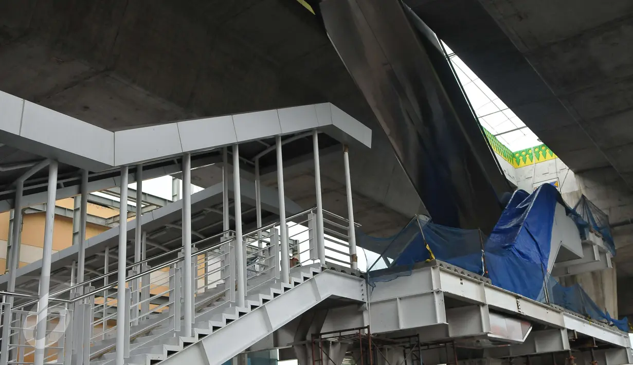 Suasana pemasangan eskalator di Halte Transjakarta di Cipulir, Jakarta, Minggu (16/4). Halte yang memiliki ketinggian sekitar 20 meter tersebut merupakan salah satu halte koridor XIII Ciledug-Tendean. (Liputan6.com/Helmi Afandi)