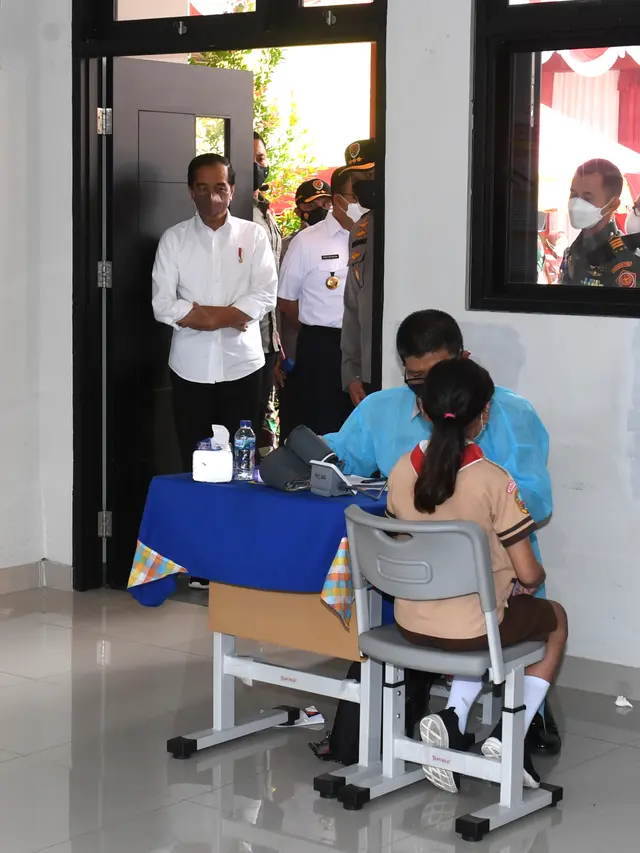 Jokowi Tinjau Vaksinasi Anak Usia 6-11 Tahun
