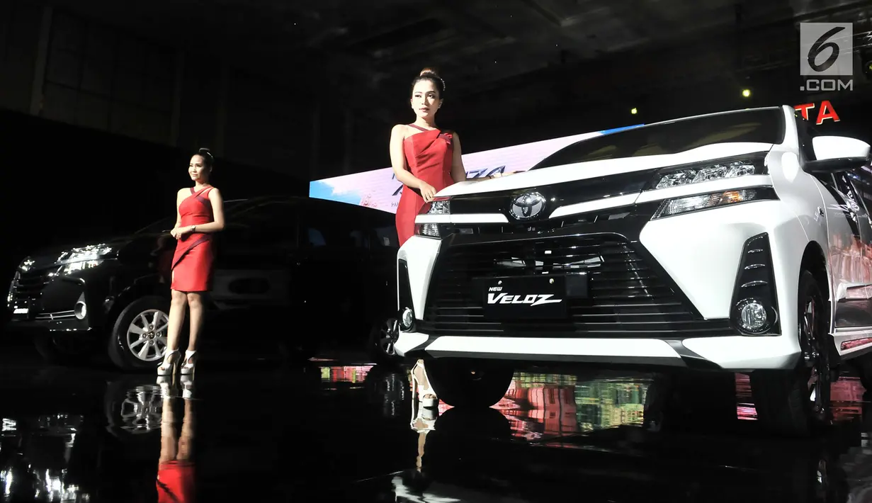 Model berpose di samping New Toyota Avanza dan New Veloz saat peluncuran di Jakarta, Selasa (15/1). New Toyota Avanza dan Veloz tidak ada kenaikan harga dari model lawasnya. (Merdeka.com/ Iqbal S Nugroho)