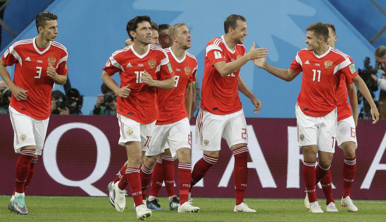 Para pemain Rusia merayakan kemenangan atas Mesir pada laga Grup A Piala Dunia di Stadion Krestovsky, St Petersburg, Selasa (19/6/2018). Rusia menang 3-1 atas Mesir. (AP/Gregorio Borgia)