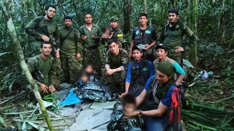Foto yang disebarkan oleh militer Kolombia menunjukkan anak-anak korban kecelakaan pesawat Cessna 206 pada 1 Mei 2023 berhasil ditemukan dalam kondisi selamat di Hutan Amazon. (Dok. militer Kolombia)