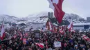 Sebelumnya, Presiden Amerika Serikat (AS), Donald Trump, menyatakan Greenland penting bagi keamanan nasional AS karena posisinya yang strategis di kawasan Arktik serta kekayaan sumber daya mineralnya. Tampak dalam foto, warga berdemonstrasi menentang kebijakan Presiden Amerika Serikat (AS), Donald Trump, terhadap Greenland di depan konsulat AS di Nuuk, Sabtu 17 Januari 2026. (AP Photo/Evgeniy Maloletka)