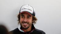 Pebalap McLaren, Fernando Alonso, kemampuannya dianggap setara dengan Cristiano Ronaldo di sepak bola. (Bola.com/Twitter/DeportesLV)