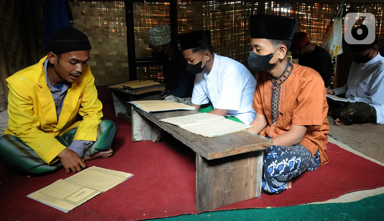 Santri mengaji Kitab Kuning pada bangunan non permanen di Pesantren Nurul Fattah, Kampung Cisauk, Kab. Tangerang, Banten, Senin (7/2/2022). Sekitar 50 santri dari kaum dhuafa dan yatim piatu belajar secara gratis pada pesantren non permanen yang berdiri di atas tanah wakaf. (merdeka.com/Arie Basuki)