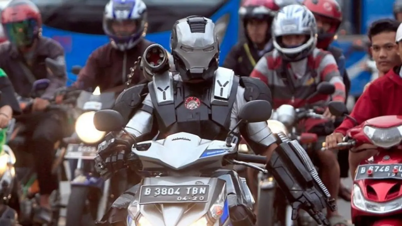 Wahyudi Riyanto dalam kostum War Machine mengaspal di jalanan Jakarta. Foto : BBC