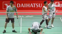Pebulu tangkis ganda putra Indonesia, Mohammad Ahsan/Hendra Setiawan (kiri dan kedua kiri) usai pertandingan melawan Arif Junaidi/Roy King Yap (Malaysia) pada babak 16 Besar Daihatsu Indonesia Masters 2025 di Istora Senayan, Jakarta, Kamis (23/1/2025). (Liputan6.com/Herman Zakharia)