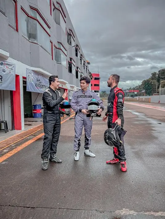 Terlebih, bagi Teuku Ryan, balapan ini merupakan momen perdananya. "Sebenarnya nggak sangka, karena ini momen balap pertama aku di sirkuit." kata Teuku Ryan usai balapan dilansir dari Kapanlagi. [Instagram/teukuryantr]