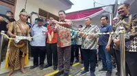 Wakil Walikota Surakarta, Teguh Prakoso  didampingi oleh Direktur Utama SMF, Ananta Wiyogo, Kepala Kantor Wilayah DJKN Jawa Tengah Kementerian Keuangan, Mahmudsyah, dan Kepala Balai Prasarana Pemukiman Wilayah Jawa Tengan Kementerian PUPR, Cakra Nagara,meresmikan 47 rumah baru bantuan dari Program Peningkatan Kualitas Rumah di Daerah Kumuh yang diiniasi oleh SMF pada Jumat (18/11) di Kawasan Semanggi, Kelurahan Moyo, Surakarta.