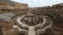 Colosseum yang nyaris kosong di Roma, Italia (4/11/2020). Perdana Menteri Italia Giuseppe Conte telah menandatangani dekret yang menetapkan jam malam berskala nasional mulai pukul 22.00 sampai 05.00 setelah jumlah kasus coronavirus terus melonjak di negara itu. (Xinhua/Cheng Tingting)