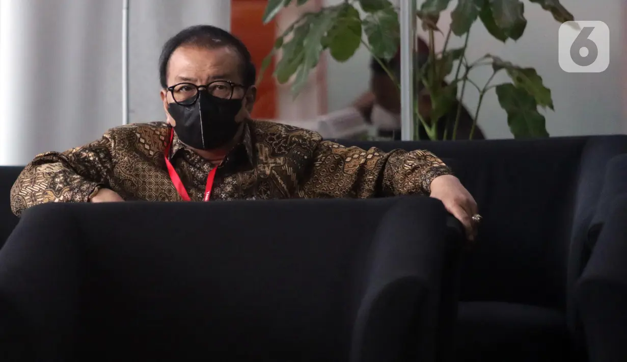 Gubernur Jawa Timur (Jatim) periode 2014-2019, Soekarwo menanti waktu pemeriksaan di Gedung Merah Putih Komisi Pemberantasan Korupsi (KPK), Jakarta, Selasa (8/11/2022). Soekarwo diperiksa sebagai saksi dalam penyidikan kasus dugaan suap perihal pengalokasian anggaran bantuan keuangan Provinsi Jawa Timur periode 2014-2018 dengan tersangka Budi Setiawan. (Liputan6.com/Helmi Fithriansyah)