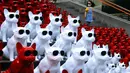 Seorang anak berdiri di dekat speaker audio yang berbentuk anjing mengenakan kacamata di distrik perbelanjaan di Beijing, China (3/5). Speaker anjing yang jadi seni instalasi ini cukup menyita perhatian warga dan juga turis. (AP Photo / Ng Han Guan)