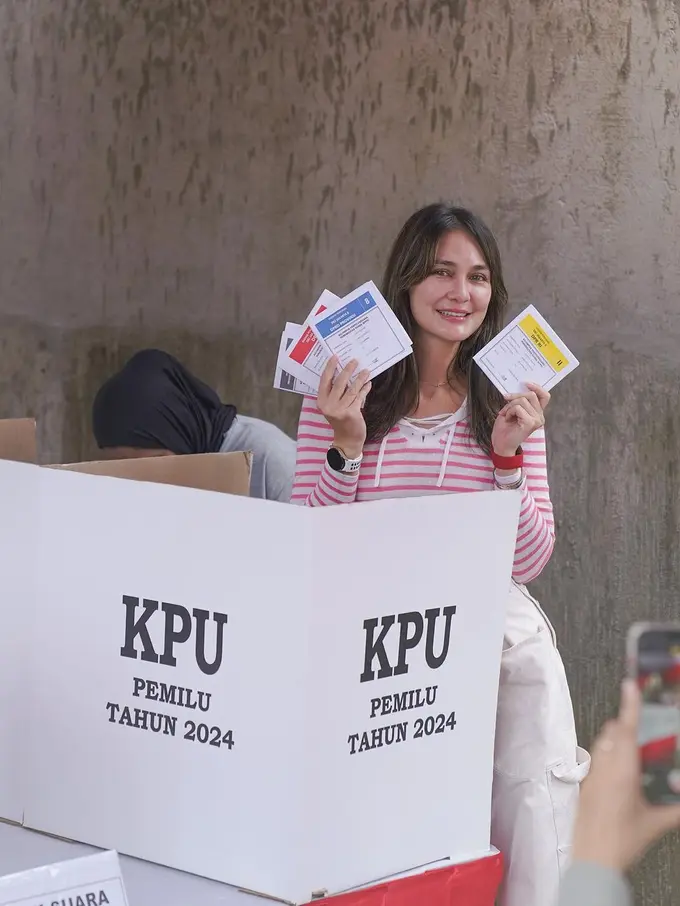 Luna Maya nyoblos di Pemilu 2024. [Foto: Instagram/lunamaya]