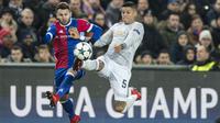 Aksi pemain Manchester United, Marcos Rojo (kanan) menghalau bola dari kejaran pemain Basel, Renato Steffen pada laga grup A Liga Champions di St. Jakob-Park stadium, Basel, Swiss, (22/11/2017). MU kalah 0-1 dari Basel.  (Ennio Leanza/Keystone via AP)