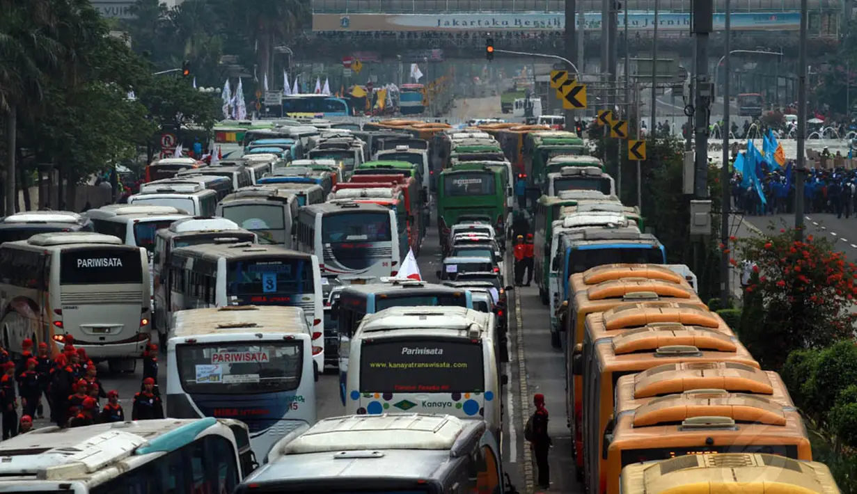 Ribuan buruh yang akan berunjuk rasa diangkut dengan menggunakan bus-bus pariwisata, Kamis (1/5/14). (Liputan6.com/Johan Tallo)
