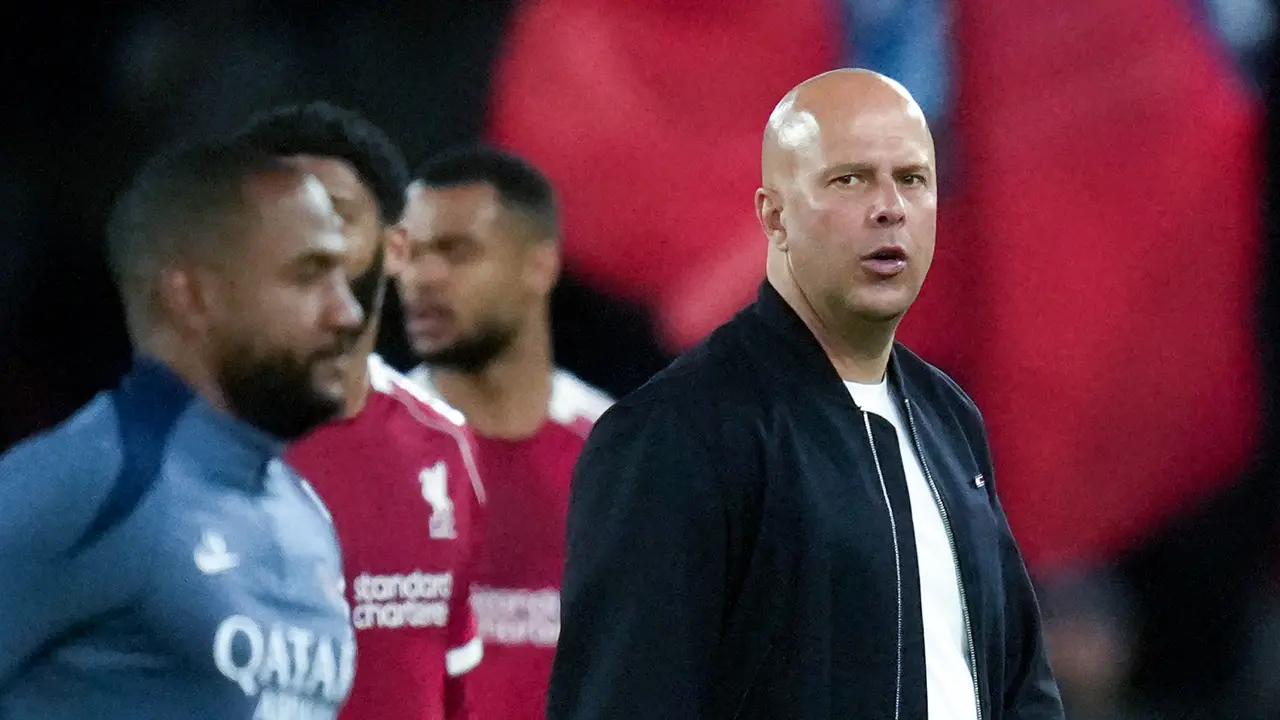Foto: Gaya Santai Arne Slot Meski Ditaklukkan PSG, Pede Liverpool Bisa Bikin Comeback Lagi di Anfield