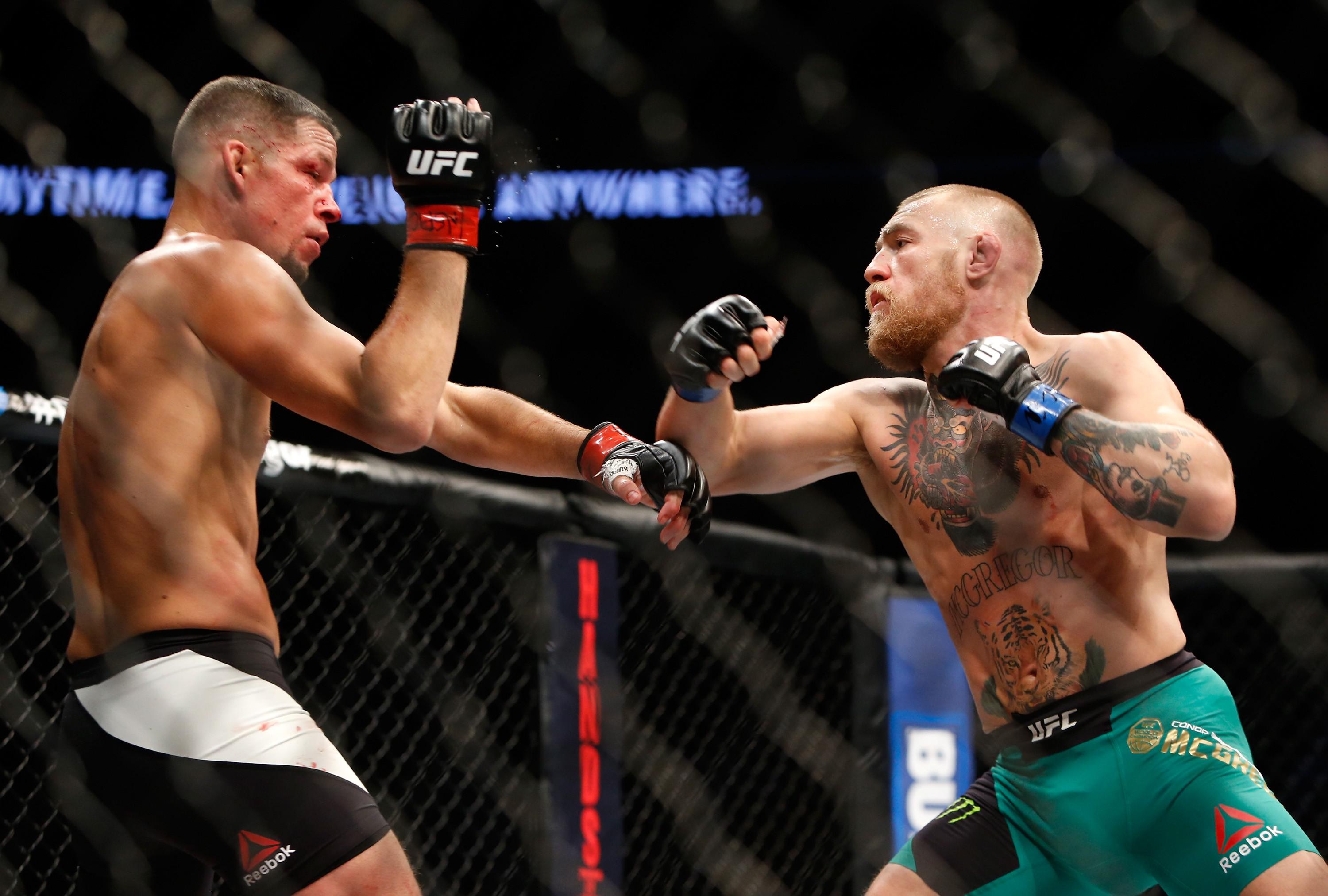 Conor McGregor (kanan) memiliki gaya busana nyentrik. (AFP/Steve Marcus)