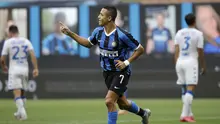 Pemain Inter Milan Alexis Sanchez melakukan selebrasi usai mencetak gol ke gawang Brescia pada pertandingan Serie A di Stadion San Siro, Milan, Italia, Rabu (1/7/2020). Inter Milan menaklukkan Brescia dengan skor 6-0. (AP Photo/Luca Bruno)