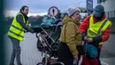 Pengungsi dari Ukraina menunggu di perbatasan di Medyka, Polandia tenggara, pada 5 April 2022. Lebih dari 4,2 juta pengungsi Ukraina telah meninggalkan negara itu sejak invasi Rusia, kata PBB. (Wojtek RADWANSKI / AFP)