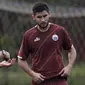 Pelatih Persija Jakarta, Ivan Kolev, berdiskusi dengan Jakhongir Abdumuminov saat latihan di Lapangan Sutasoma, Jakarta, Rabu (16/1). Ini merupakan latihan perdana yang dipimpin oleh Ivan Kolev. (Bola.com/Yoppy Renato)