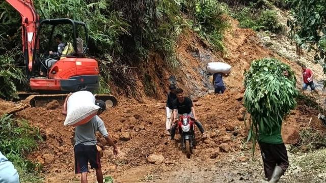 Tanah Longsor Putus Jalan Penghubung Desa di Sukajaya Bogor
