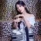 Bae Suzy dilirik oleh Christian Dior untuk menjadi perwakilan wajahnya di Korea. Paras cantik dan prestasi yang dituai Bae Suzy selama menjadi idol dan aktris membuat Christian Dior tak ragu menggandengnya. Bahkan Bae Suzy sampai dijuluki Human Dior (instagram/skuukzky)