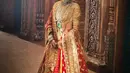 Untuk momen Vidai, Radhika Merchant mengenakan blus yang dipasangkan dengan lehenga brokat Banarasi dalam warna matahari terbenam. [Foto: Instagram/rheakapoor]