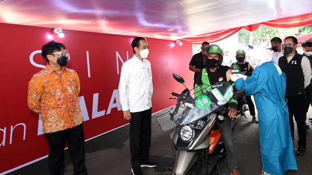 Mitra Driver Gojek Lansia Bogor menerima vaksin disaksikan Presiden RI
