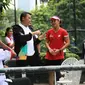 Menpora Imam Nahrawi berbincang dengan para atlet tenis di Lapangan Tenis Hotel Sultan, Jakarta.