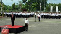 Ratusan karyawan BUMN dari berbagai instansi mengikuti upacara peringatan kemerdekaan Indonesia ke-71 di Terminal BMM, Manokwari, Papua Barat, Rabu (17/8). Upacara dipimpin Dirut PT Pertamina, Dwi Soetjipto. (Liputan6.com/Helmi Fithriansyah)