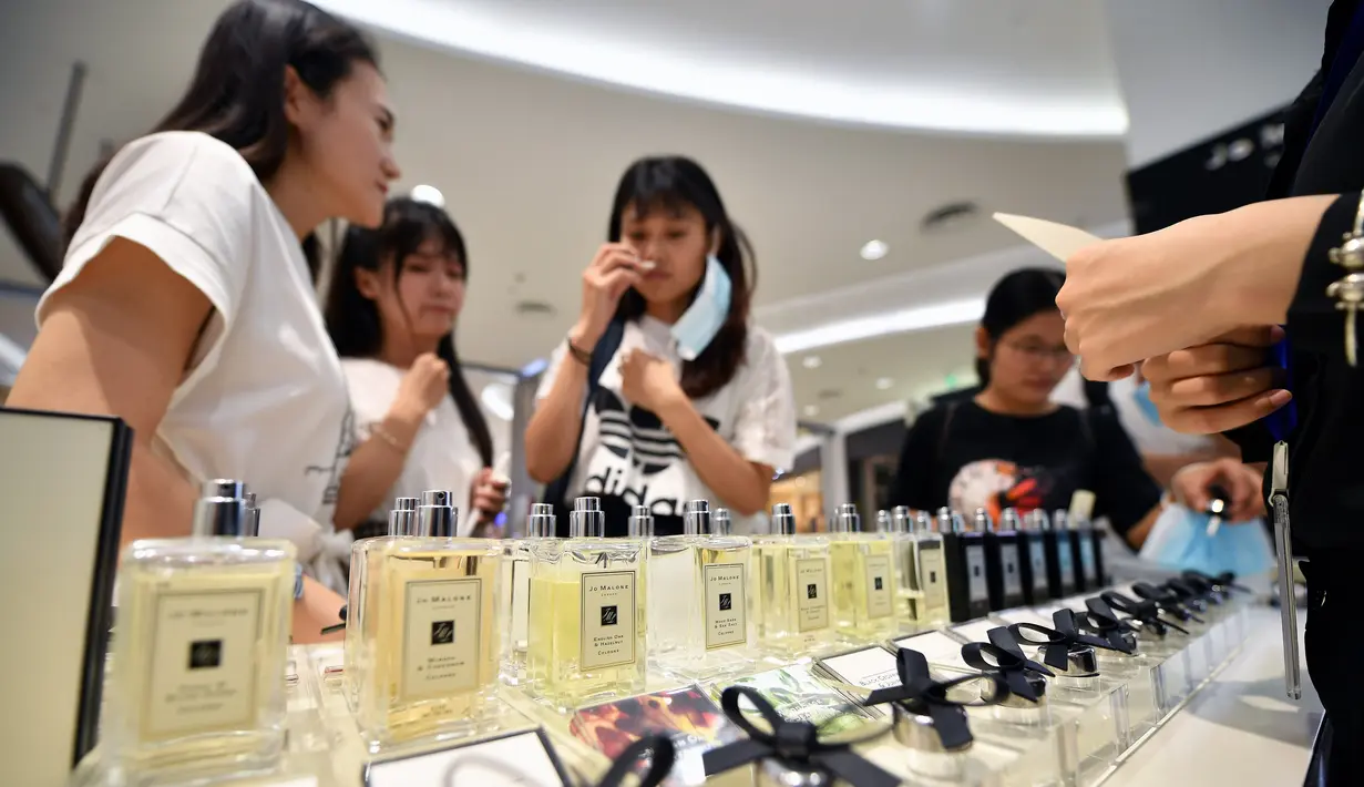 Para wisatawan berbelanja di toko bebas pajak (duty free) di Haikou, ibu kota Provinsi Hainan, China selatan (18/8/2020). Selama periode tersebut, sekitar 384.000 wisatawan mengunjungi pulau itu, naik 54,1 persen secara tahunan. (Xinhua/Guo Cheng)