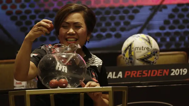 Direktur Program SCTV dan Indosiar, Harsiwi Achmad, saat pengundian Piala Presiden 2019. (Bola.com/M. Iqbal Ichsan)