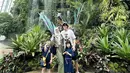 Nycta Gina dan Kinos pun mengajak kedua anaknya liburan ke Singapura. Nampak Nycta mengenakan vest bermotif dipadukan manset putih yang serasi dengan kerudungnya, serta rok panjang hijaunya. @kinosnoski