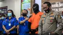 Aktor berinisial DS atau Dwi Sasono saat dirilis terkait kasus kepemilikan narkoba di Polres Metro Jakarta Selatan, Senin (1/6/2020). DS ditangkap pada 26 Mei lalu di rumahnya di kawasan Pondok Labu Jakarta Selatan.  (Liputan6.com/Faizal Fanani)