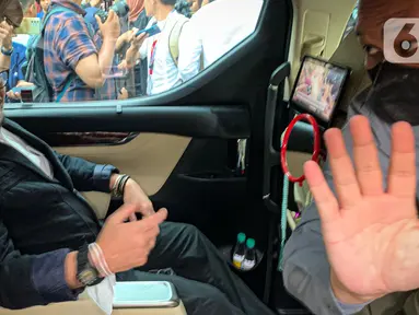 Menteri Pertanian Syahrul Yasin Limpo duduk dalam mobil usai memenuhi panggilan tim penyelidik Komisi Pemberantasan Korupsi (KPK) di Gedung Pusat Edukasi Antikorupsi, Jalan HR Rasuna Said Kavling C1, Kuningan, Jakarta, Senin (19/6/2023). Syahrul Yasin Limpo datang memenuhi panggilan tim penyelidik KPK sekira pukul 09.30 WIB. (Liputan6.com/Faizal Fanani)