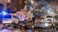 Mobil polisi melewati jalan raya utama saat kerusuhan pecah selama dan setelah kemenangan Maroko atas Belgia pada pertandingan sepak bola Piala Dunia 2022 di Brussel, Belgia, 27 November 2022. Polisi harus menutup sebagian pusat Kota Brussel dan bergerak dengan meriam air serta gas air mata untuk membubarkan massa. (AP Photo/Geert Vanden Wijngaert)