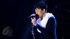 Ariel Noah saat tampil di Konser "Tribute to Rinto Harahap", Studio Emtek, Jakarta, Senin (8/6/2015). Sejumlah musisi membawakan lagu ciptaan Rinto Harahap dengan ciri khas masing-masing. (Liputan6.com/Faisal R Syam)