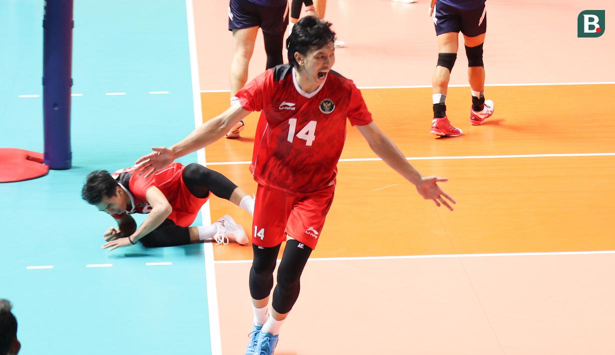 Serve Farhan Halim mampu dikembalikan pemain Kamboja. Setelah sempat dua kali menerima serangan dari Kamboja, spike dari Fahri Septian akhirnya memberi poin ke-4 bagi tim bola voli putra Indonesia. 4-0 untuk Indonesia. (Bola.com/Abdul Aziz)