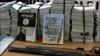 Sejumlah barang bukti yang disita termasuk senjata angin diperlihatkan polisi.