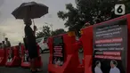 Aktivis Jaringan Solidaritas Korban untuk Keadilan mengikuti aksi Kamisan ke-807 di seberang Istana Merdeka, Jakarta, Kamis (29/2/2024). (Liputan6.com/Herman Zakharia)