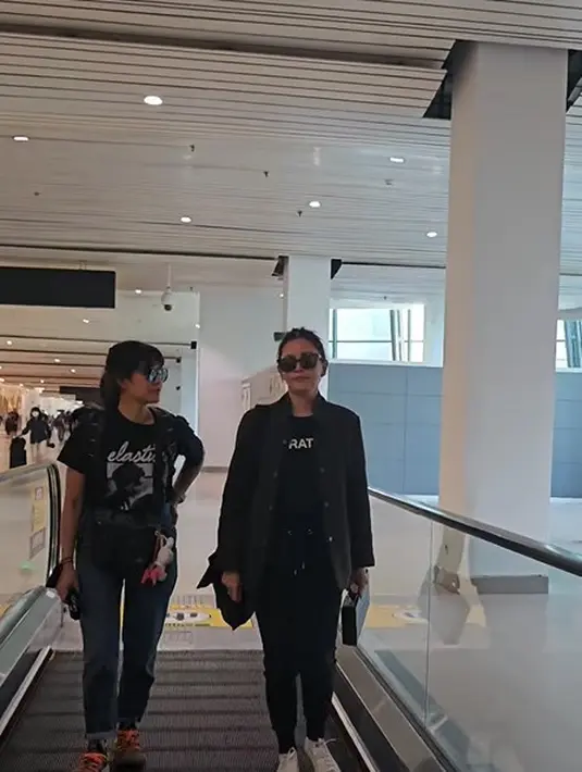 Dian Sastrowardoyo dan Titi Radjo Padmaja. [Foto: Instagram/therealdisastr]