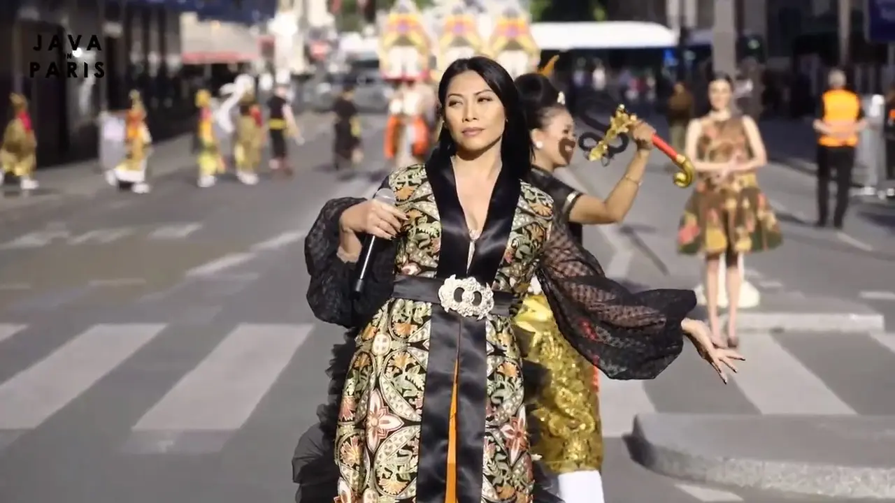 Anggun C. Sasmi di acara Shopee Java in Paris.