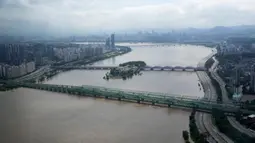 Jalan utama di sepanjang Sungai Han tergenang banjir akibat hujan lebat di Seoul, Korea Selatan, Rabu (10/8/2022). Upaya pembersihan dan pemulihan meningkat pesat saat langit cerah setelah dua hari curah hujan yang memecahkan rekor sehingga menyebabkan banjir bandang, merusak ribuan bangunan, jalan, serta menewaskan banyak orang. (AP Photo/Ahn Young-joon)