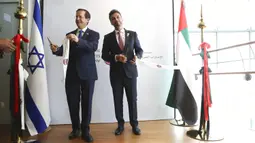 Presiden Israel Isaac Herzog (kiri) memotong pita dengan Duta Besar Uni Emirat Arab (UEA) untuk Israel Mohamed Al Khaja saat upacara pembukaan Kedutaan Besar UEA di Tel Aviv, Israel, Rabu (14/7/2021). UEA secara resmi membuka kedutaannya di Israel. (AP Photo/Ariel Schalit)