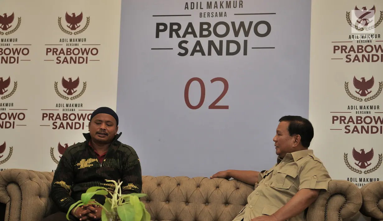 Calon Presiden nomor urut 02 Prabowo Subianto berbincang dengan Rahman relawan yang berjalan kaki dari Tegal di Kantor BPN Prabowo-Sandi, Kertanegara, Jakarta (20/12). (Merdeka.com/Iqbal S. Nugroho)