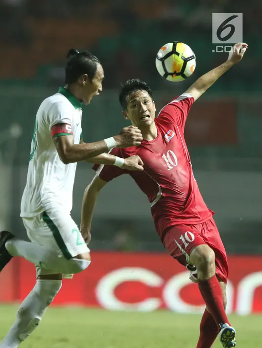 Pemain belakang Indonesia U-23, Hansamu Yama Pranata (kiri) berebut bola dengan pemain Korea Utara, Jo Sol Song pada laga PSSI Anniversary Cup 2018 di Stadion Pakansari, Kab Bogor, Senin (30/4). Laga berakhir imbang 0-0. (Liputan6.com/Helmi Fithriansyah)