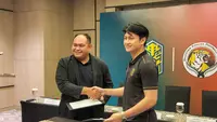 Komisaris Utama Nusantara United, Gamma Thohir, bersama Vice-Chairman Balestier Khalsa, Darwin Jalil, saat menandatangani kerja sama internasional di Hotel Alila, Solo, Jumat (14/6/2024).